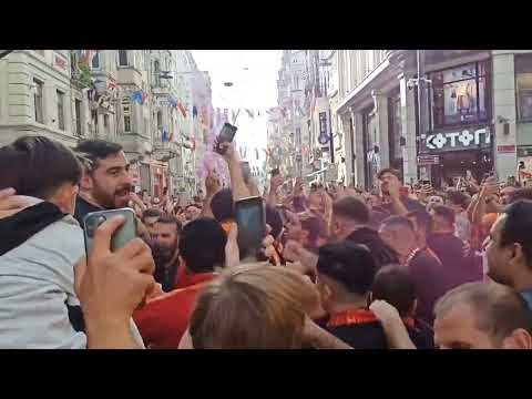 Galatasaray taraftarı, taraftarlık dersi veriyor! / ultrAslan, Taksim korteji #ultraslan