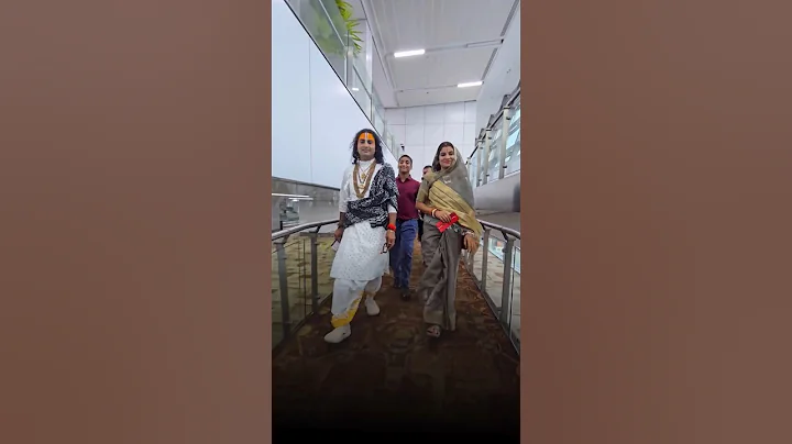 पत्नी को साथ लेकर यात्रा पर चले गए अनिरुद्धाचार्य जी महाराज #aniruddhacharyaji #anirudh #wife #yt