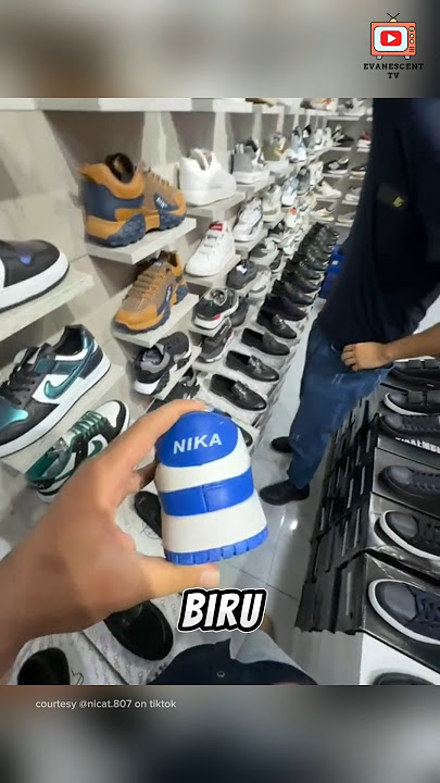 Moment nemu sepatu KW di toko sepatu
