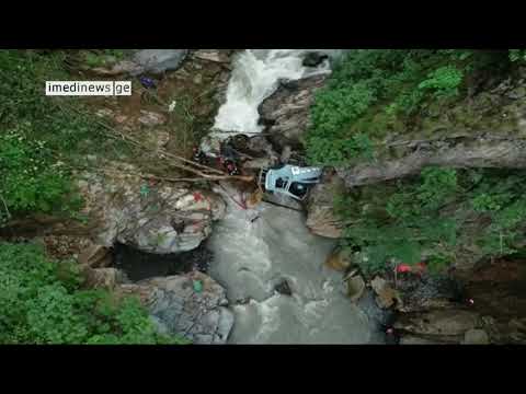 კადრები ხევიდან, სადაც მგზავრებით სავსე სატვირთო გადავარდა