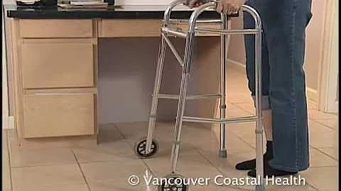 Mandarin - 用有两个轮子的助行器行走 (Walking with a 2-wheeled walker) - 天天要闻