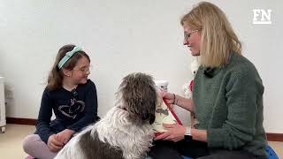 Valerie Waeber zeigt wie Schulsozialarbeit mit Hunden geht