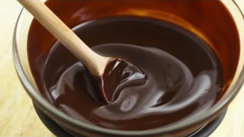 Come si fa a rendere lucido il cioccolato?