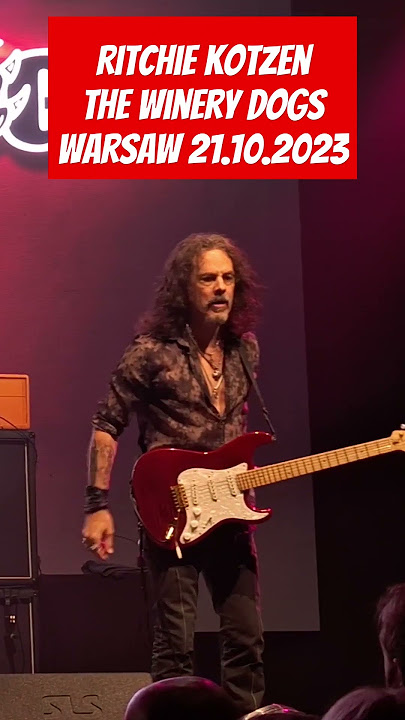 Richie Kotzen frustrated onstage in Warsaw
