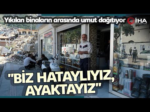 Hatay'da Bir Esnaf, Yıkılan Binaların Arasında Umut Dağıtıyor