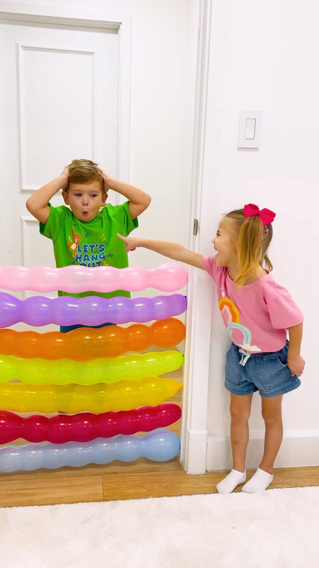 Kids learn to sharing toys and play with balloons