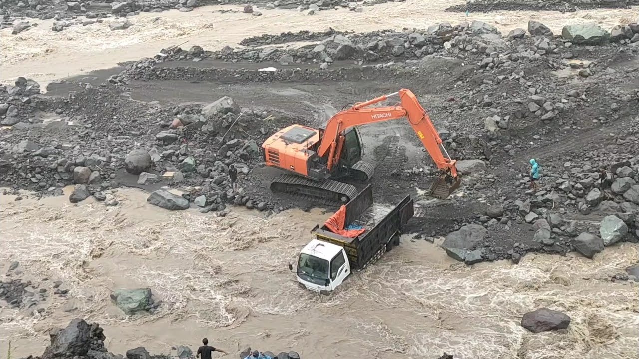 EVAKUASI TRUK !!! KEBURU BANJIR LAHAR SEMERU DATANG LAGI...!!!