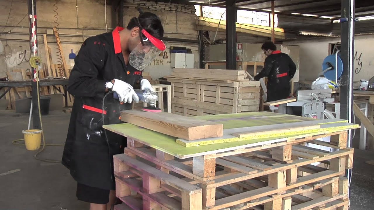 Da pedane in legno a mobili unici: tre cugini baresi si inventano ... Pallet arreda