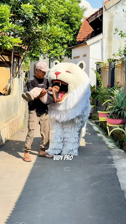Kasihan dede alika kirain mau diajak main ngga taunya di umpanin ke can macanan