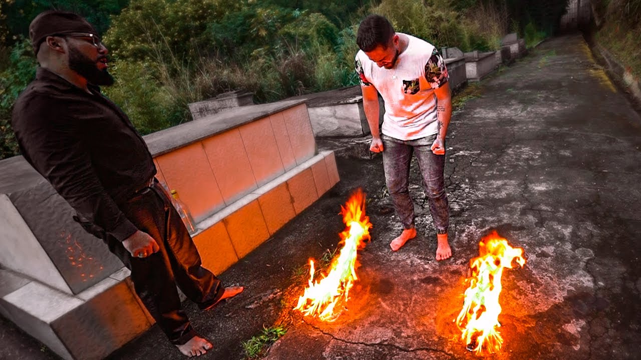 EGUM PEGA ELE NO MEIO DO CEMITERIO!