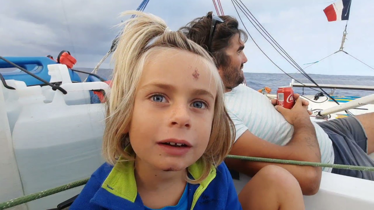 ⁣Direction Cap Vert, tranquille sous la lune sur pahi 31 wharram