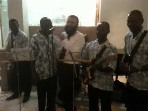 yoni shlomo sing the song of Moshe Laufer ''KOACH'' with an African orchestra in Congo!!