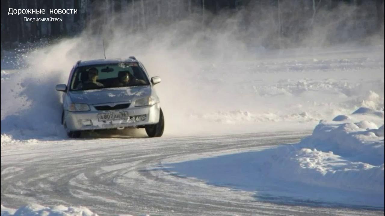 фото через лобовое стекло во время снегопада. машина на зимней дороге. мерседес 210 дрифт на снегу. машина зимой. дорога зимой на машине.