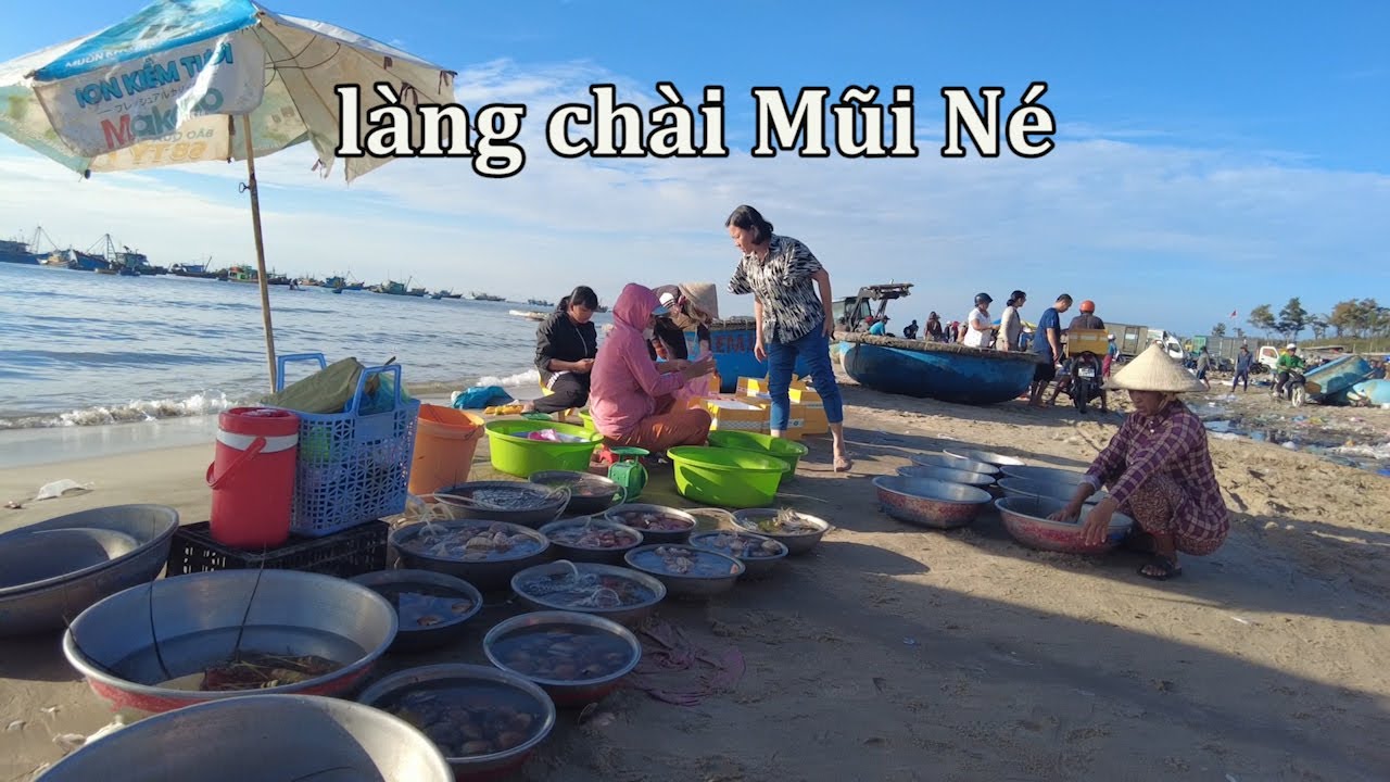 Chợ làng chài Mũi Né bán hải sản tính bằng chậu.
