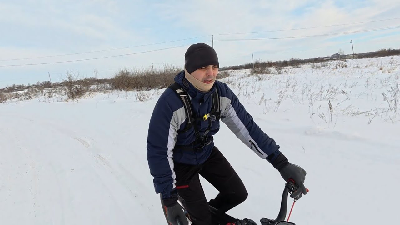 Зимняя покатушка на велосипеде по заснеженному пригороду Копейска