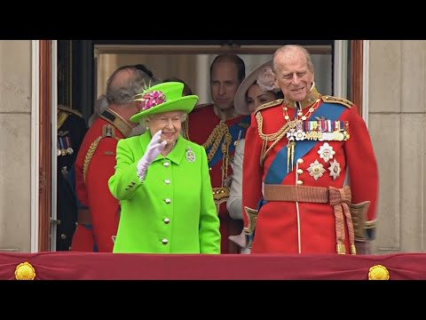 Кто поставляет Елизавета II шляпки, сумки и перчатки