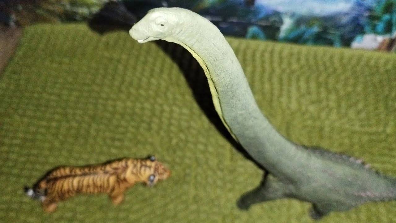 Dreadnoughtus Scares Off The Tiger 