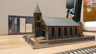 ジオコレ建物コレクションシリーズ 教会C ハーフティンバーの教会を置いて遊ぶ〈鉄道模型/Nゲージ/209系京浜東北線〉