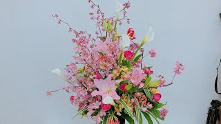 フラワーアレンジメント/入学式の演壇に飾る大きなフラワーアレンジメントの作り方とそのポイント〜ユリ、アルストロメリア、カラー、桜、グロリオサで作る