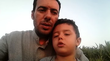 الشيخ عماد محمد عبدالستار بدر  وإبنه معاذ وهم يقرؤن القران الكريم