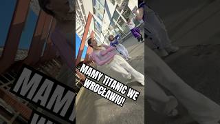Titanic, tylko zamiast Jacka i Rose jest chodnik, fiolet i choreo #titanic #dance #shorts #viral