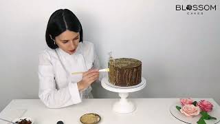 Как украсить торт с помощью трафарета и шоколадных цветов.