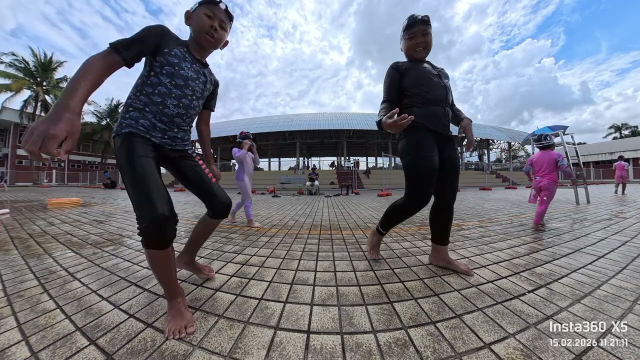 Ryan dan rakan pelatih kelab renang Khalifah Muda