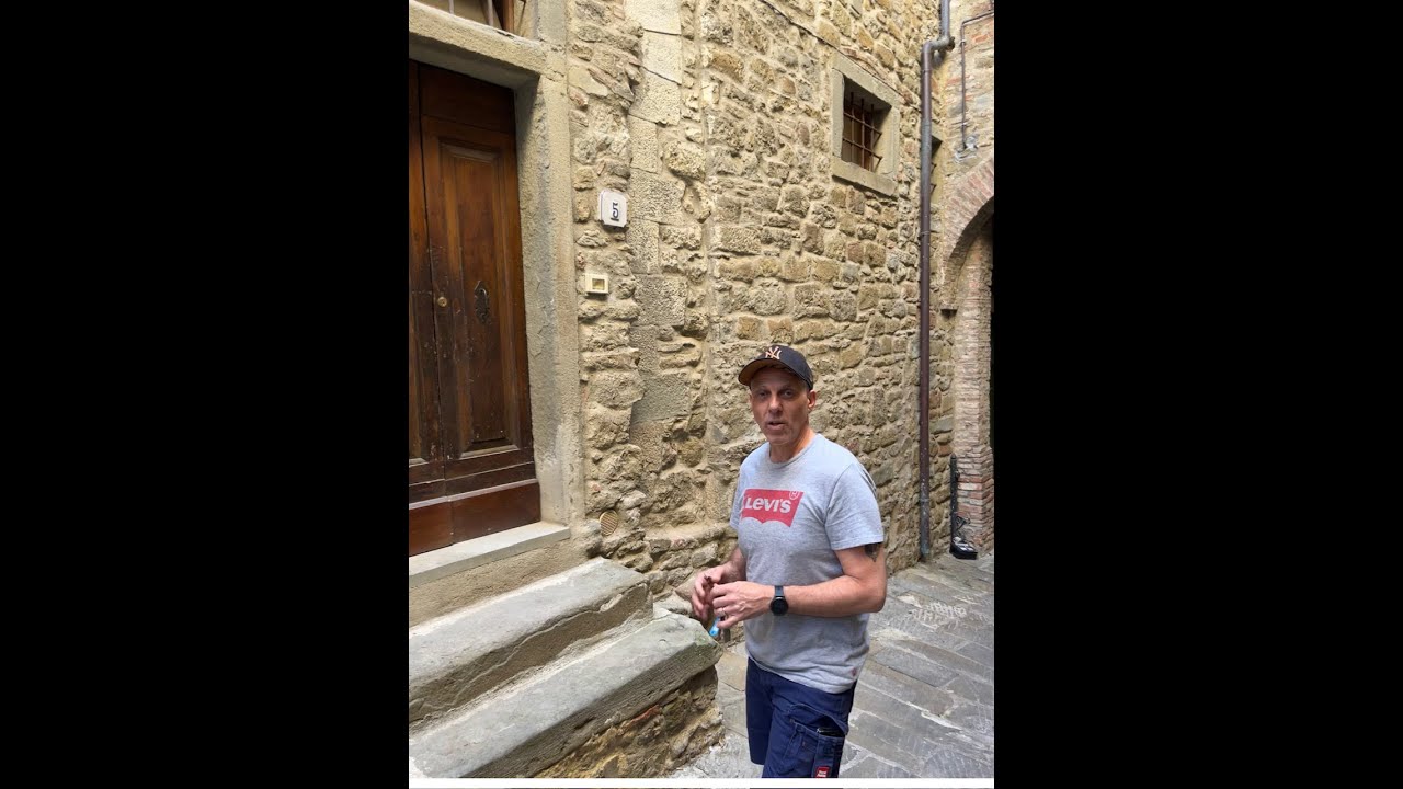 Мы купили дом в Кортоне, Италия, не осматривая его, и теперь делаем ремонт. Добро пожаловать в на...