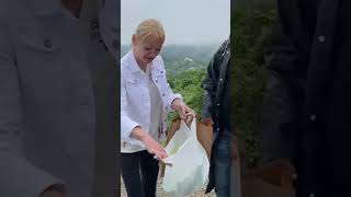 Волчиха впервые видит волонтеров и видите сами какая она милая и ласковая #собака из приюта #Поводог