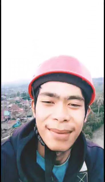 STAY HUMBLE GUYS 🤗🗼 #fypシ゚viral #masukberanda #sorotanpublik #tower #manjat #kerja