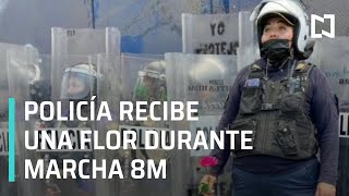 Policía recibe flor durante marcha 8M en CDMX 2021 - A las Tres