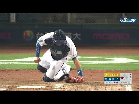 05/15 兄弟 vs 富邦 二局上，岳東華遭到球吻後，發動盜壘成功，也是個人生涯首盜