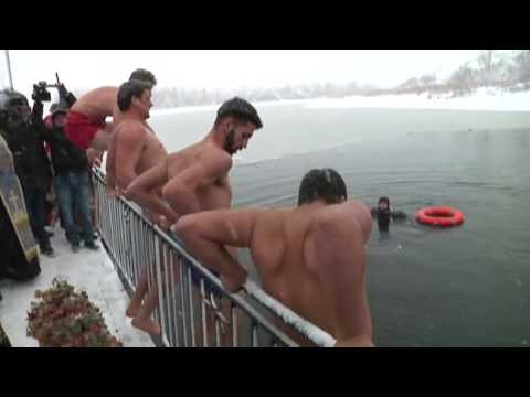 Video: Cum Să înoți în Gaura De Gheață Pentru Bobotează
