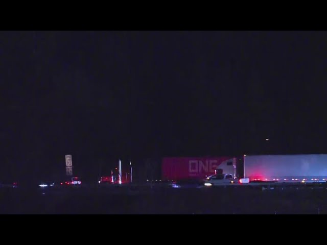 Northbound I-5 blocked in Ridgefield after early morning crash