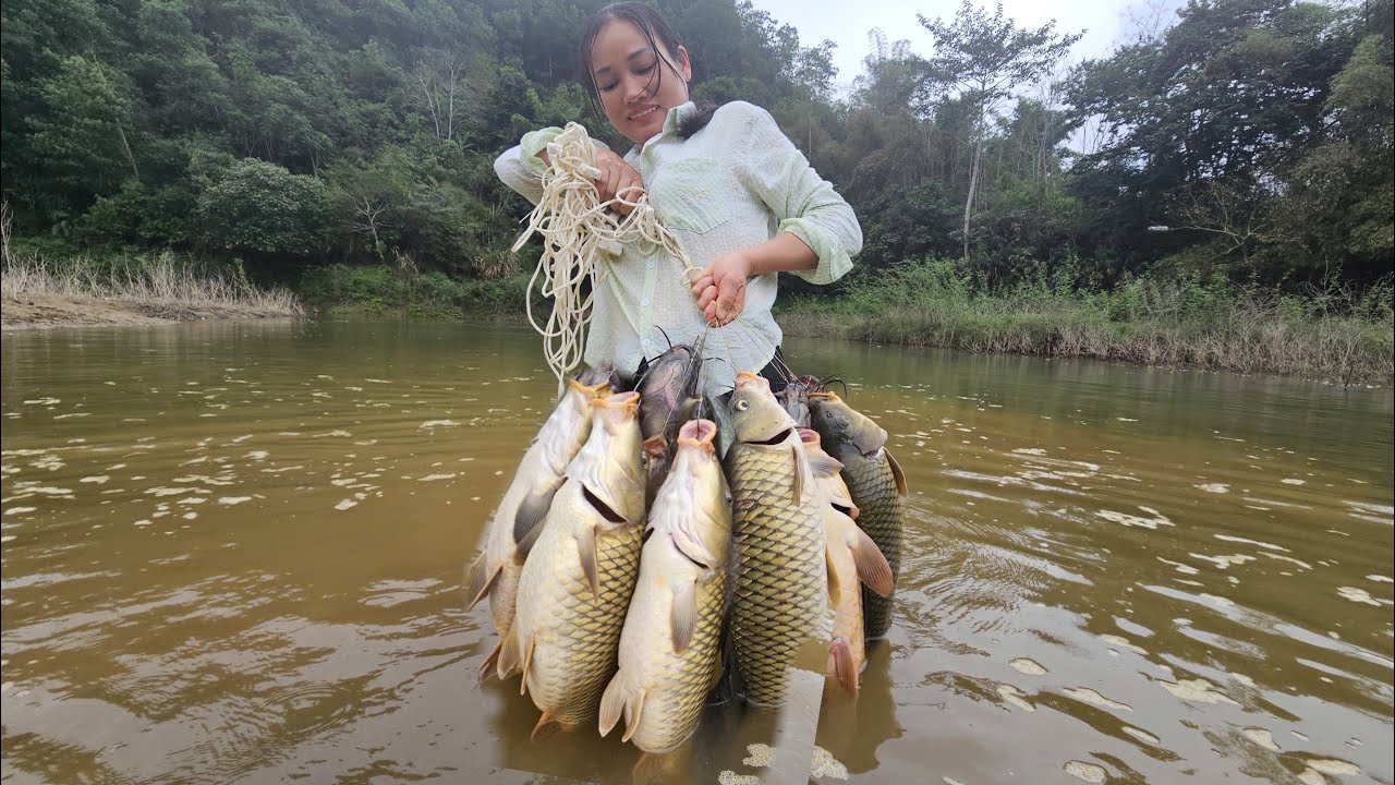 How to Catch Stream Fish & Sell at the Market | Cooking Fried Fish with My Daughter