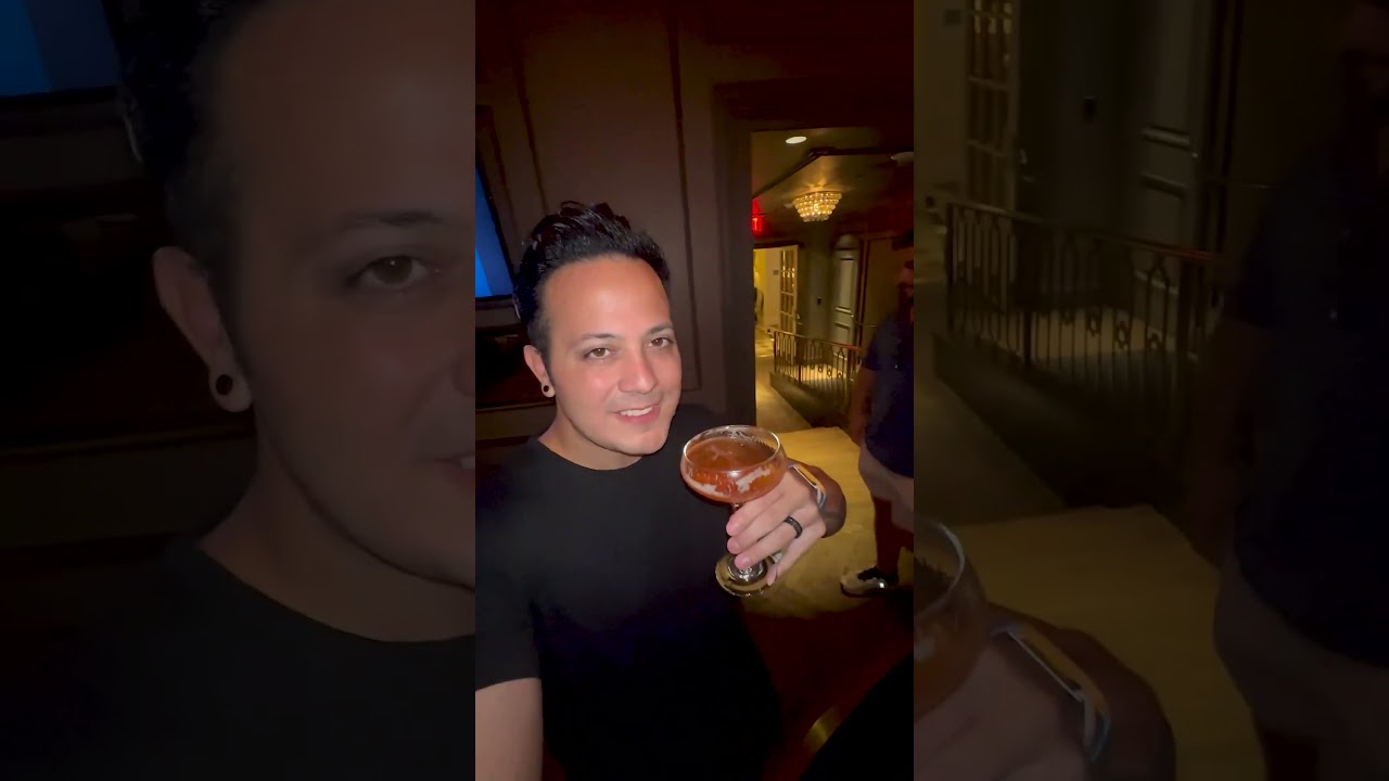 😵‍💫 Este bar te pondrá a girar sin una gota de alcohol 🎠 #shorts Bar Carousel
