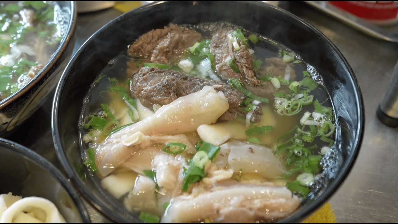 職業軍人退伍後專心研發牛肉麵，湯頭極清澈的牛肉麵誕生了。 牛肋條牛肉麵