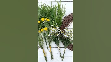 How to make a SUMMER WREATH with faux florals and a grapevine. DIY wreath tutorial #wreathdiy