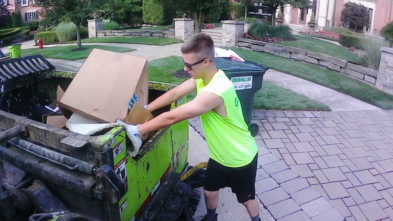 Garbage Truck Collecting Millionaire's Mansions & More!