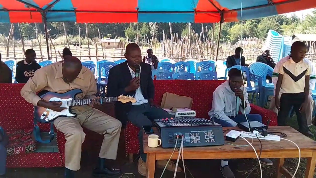 Hapa ni kamara Nyumbani Kwa Ndugu Yetu Marehemu Pastor Chepkwony,, Maandalio Ya Mazishi yanaendelia