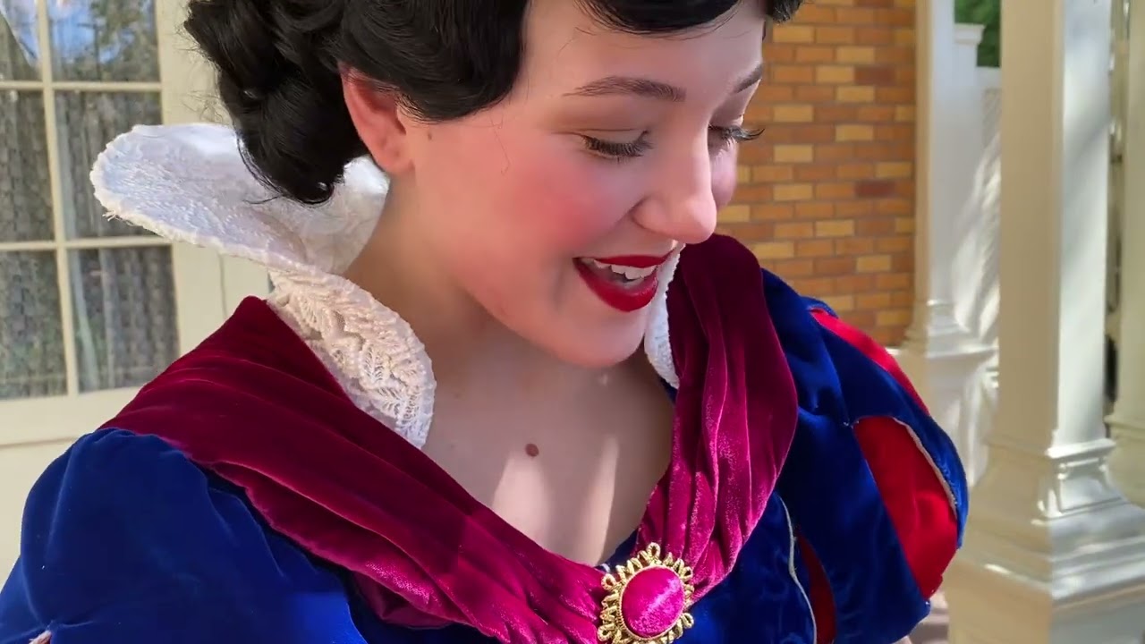 Snow White meet and greet Disney World magic kingdom