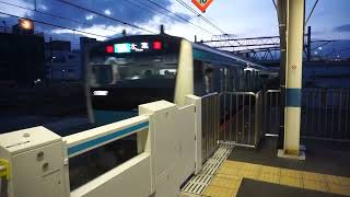 京浜東北線E233系夕刻の蕨駅発車シーン
