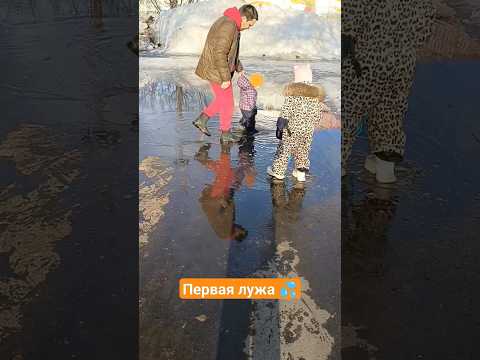 все мокрые пришли домой, зато набегались в луже 😁 уходили со слезами.. #двойняшки #лужа #1.6