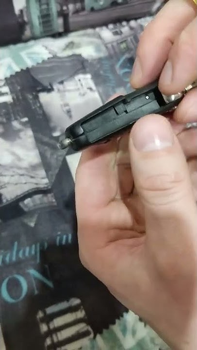 Как поменять батарейку в брелке шкода