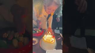 79歳のバースデーでローソクの火をけすのに悪戦苦闘の母