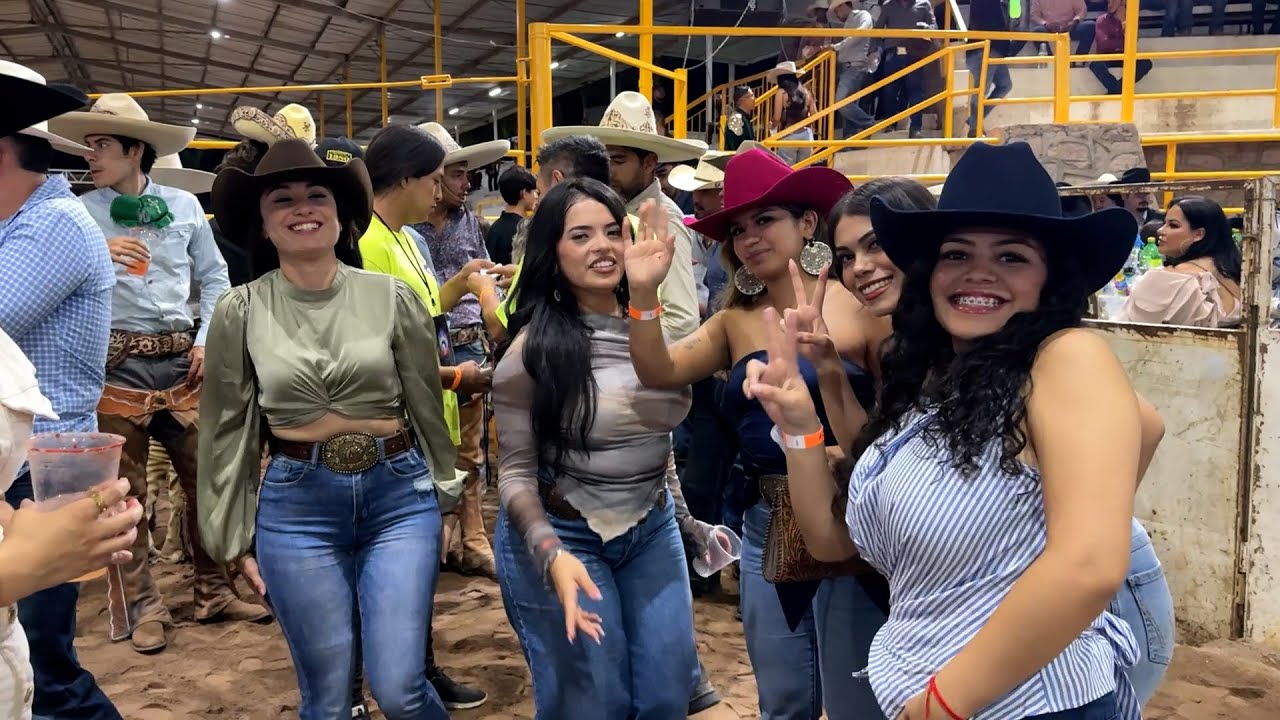 BUEN AMBIENTE EN LA COLONIAL DE JEREZ 🤠🎶