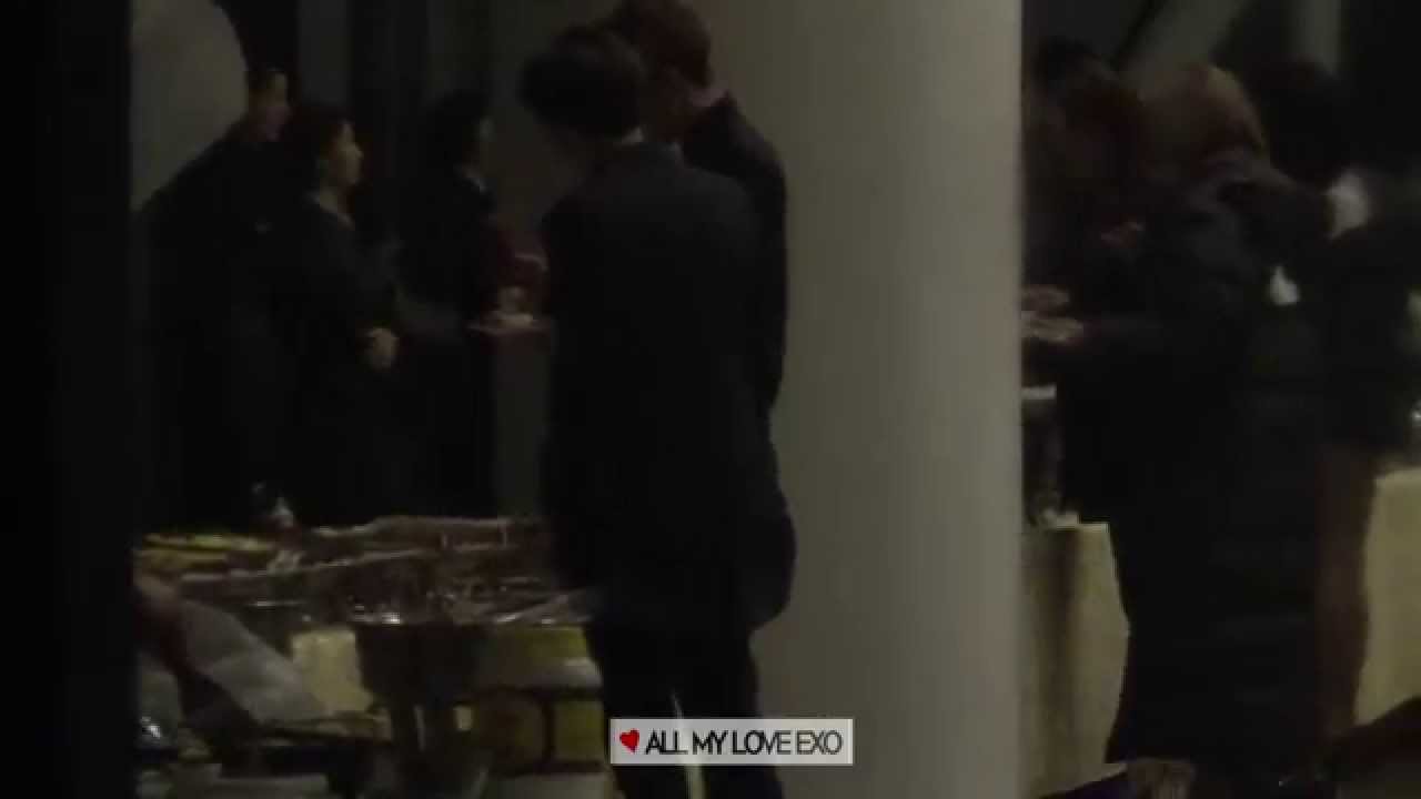 141126 한중가요제 리셉션장 / 세훈이 뷔페음식 골라요♡ 야무지게 케찹도 뿌리고ㅠㅠ 준면이는 옆에서 구경중!!  exo sehun, suho