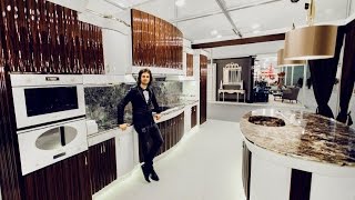 Элитные интерьеры из Италии - выставка I Saloni 2015 в Москве - стенд Modenese Gastone(Modenese Gastone presents its solid wood luxury furniture and its classic interior design with bespoke and personalized masterpieces. The art of hand-made ..., 2015-12-16T09:45:25.000Z)