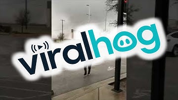Tornado in Round Rock vormt zich in de verte van de autodealer || ViralHog