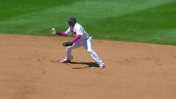 ARI@ATL: Aybar gets a forceout at second base